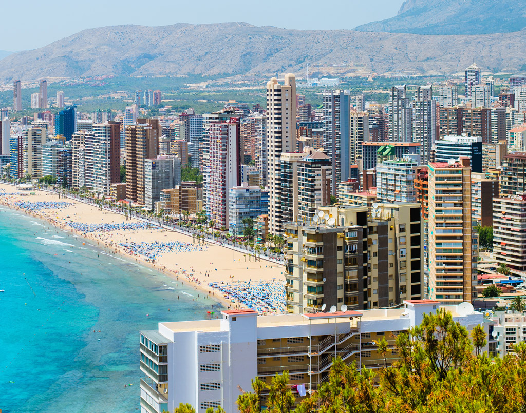 Panoramiczny widok na linię brzegową Benidorm