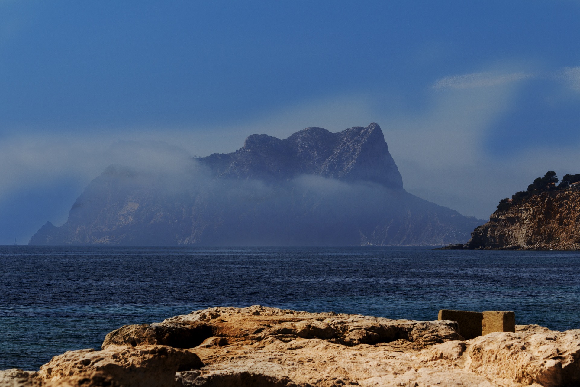 Szczyt Peñón de Ifach widoczny z plaży w Morairii