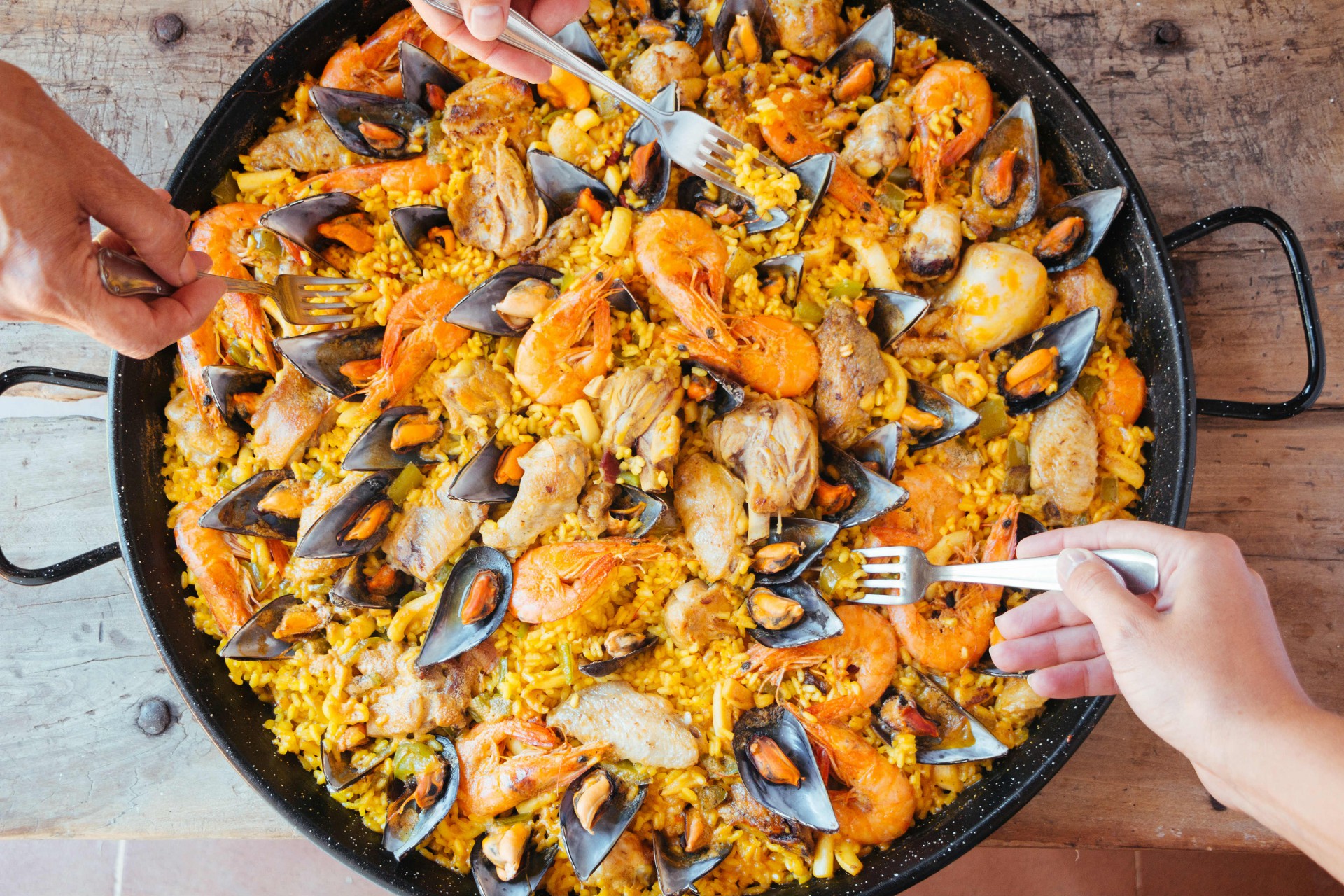 Paella powinna być spożywana bezpośrednio z naczynia, w którym ją przygotowano. Często przyrządzana jest na wolnym powietrzu.