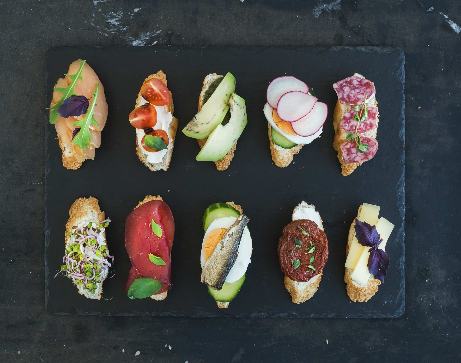 Tapas przyrządza się z rozmaitych składników: warzyw, mięs, owoców morza, jajek