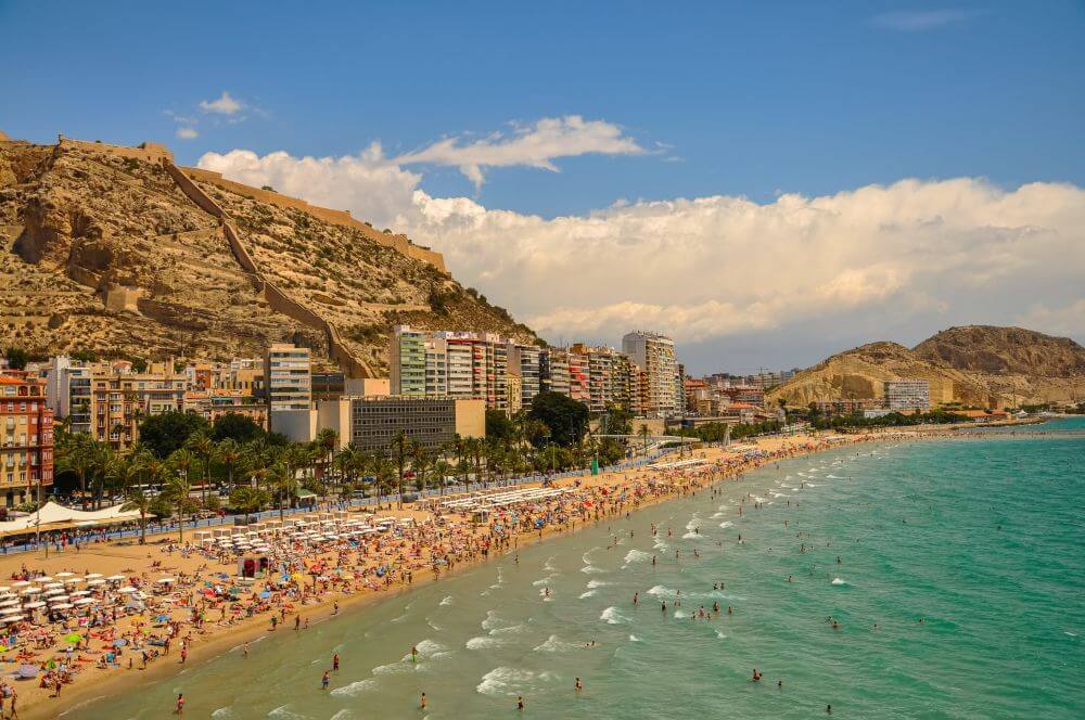 Plaża w Alicante i widok na miasto