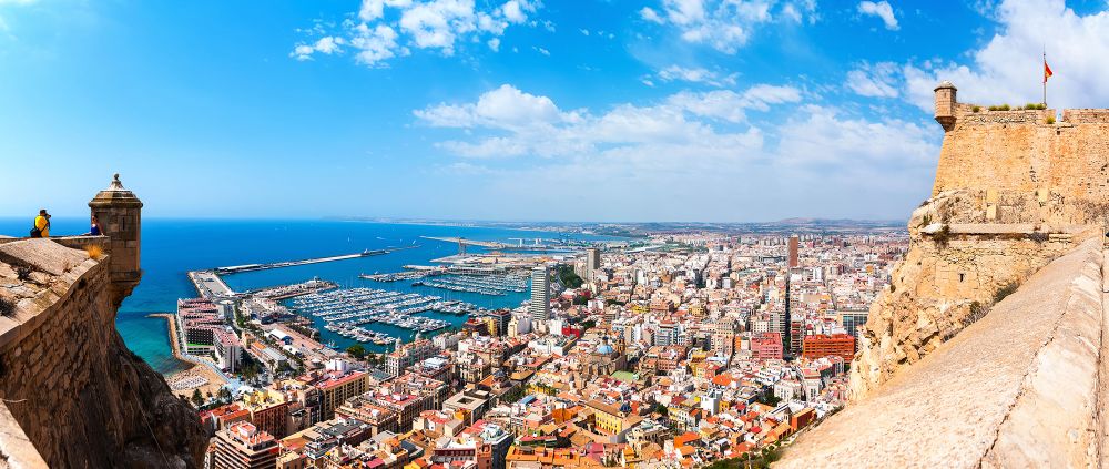 Widok na Alicante ze wzgórza Santa Barbara