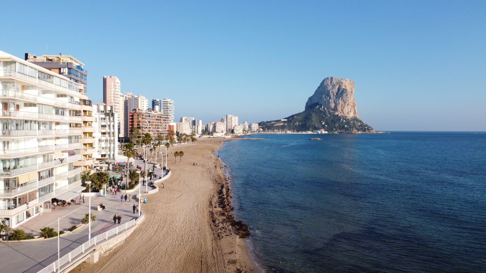 Calpe - widok na miasto i skałę Penon de Ifach