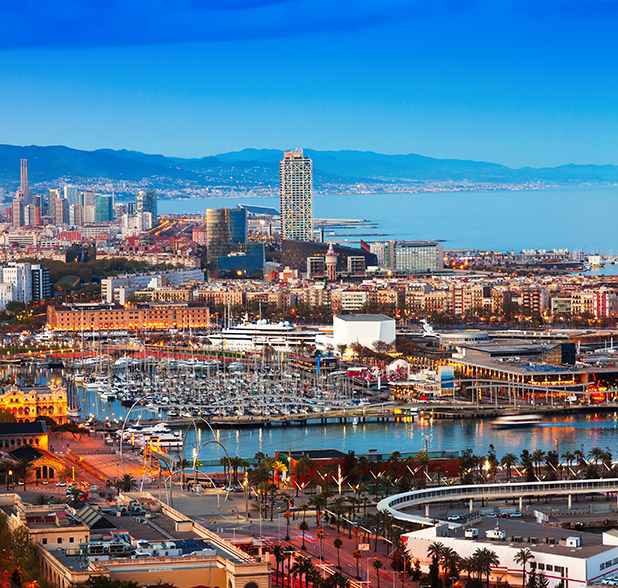 Port i wzgórze Montjuic w Barcelonie