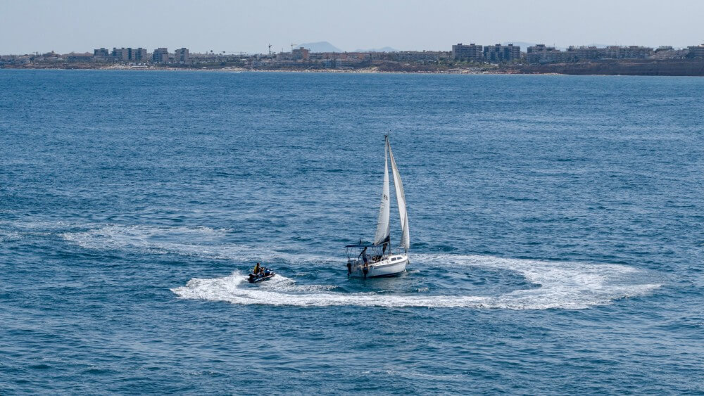 Sporty wodne - skuter wodny i jacht u wybrzeży Costa Blanca