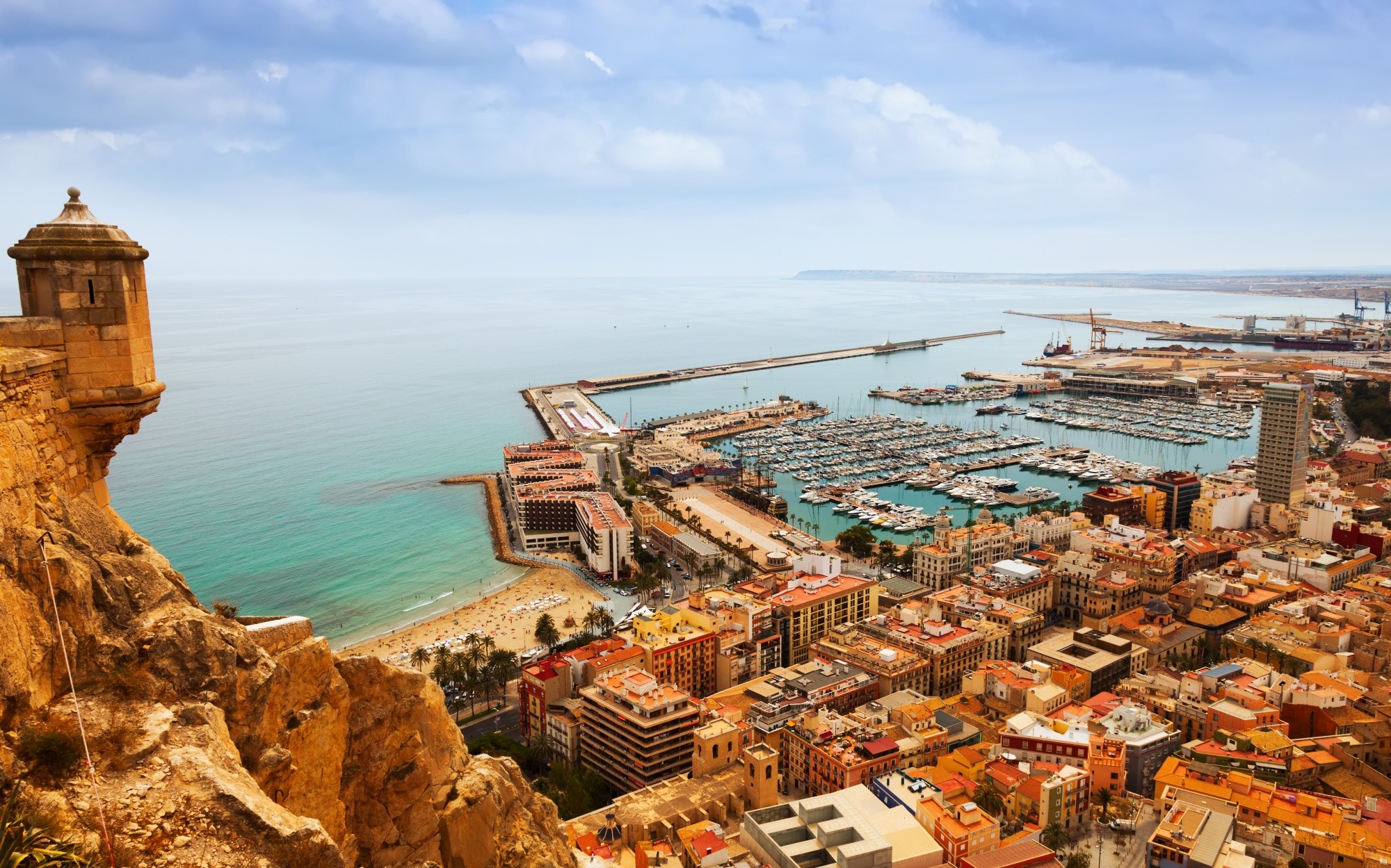 alicante z zadokowanymi jachtami z zamku hiszpania 1698928490