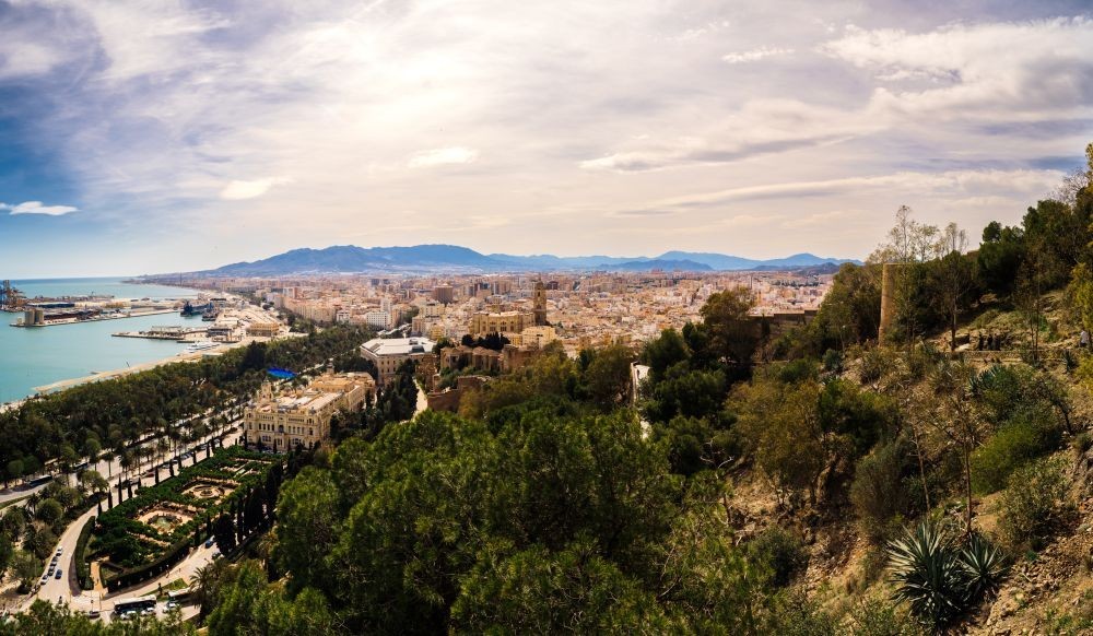 Malaga - widok na panoramę miasta i wybrzeże